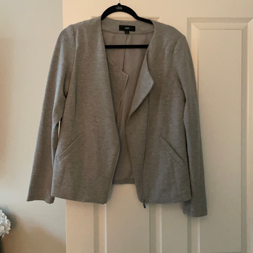 Women’s grey blazer with zipper and pockets